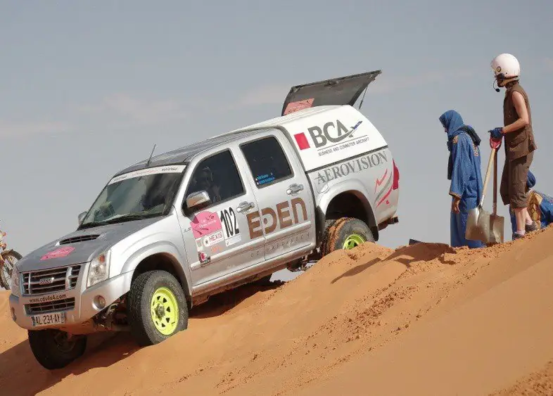 Véhicule de raid dans les dunes lors d'une préparation Leader Aventure